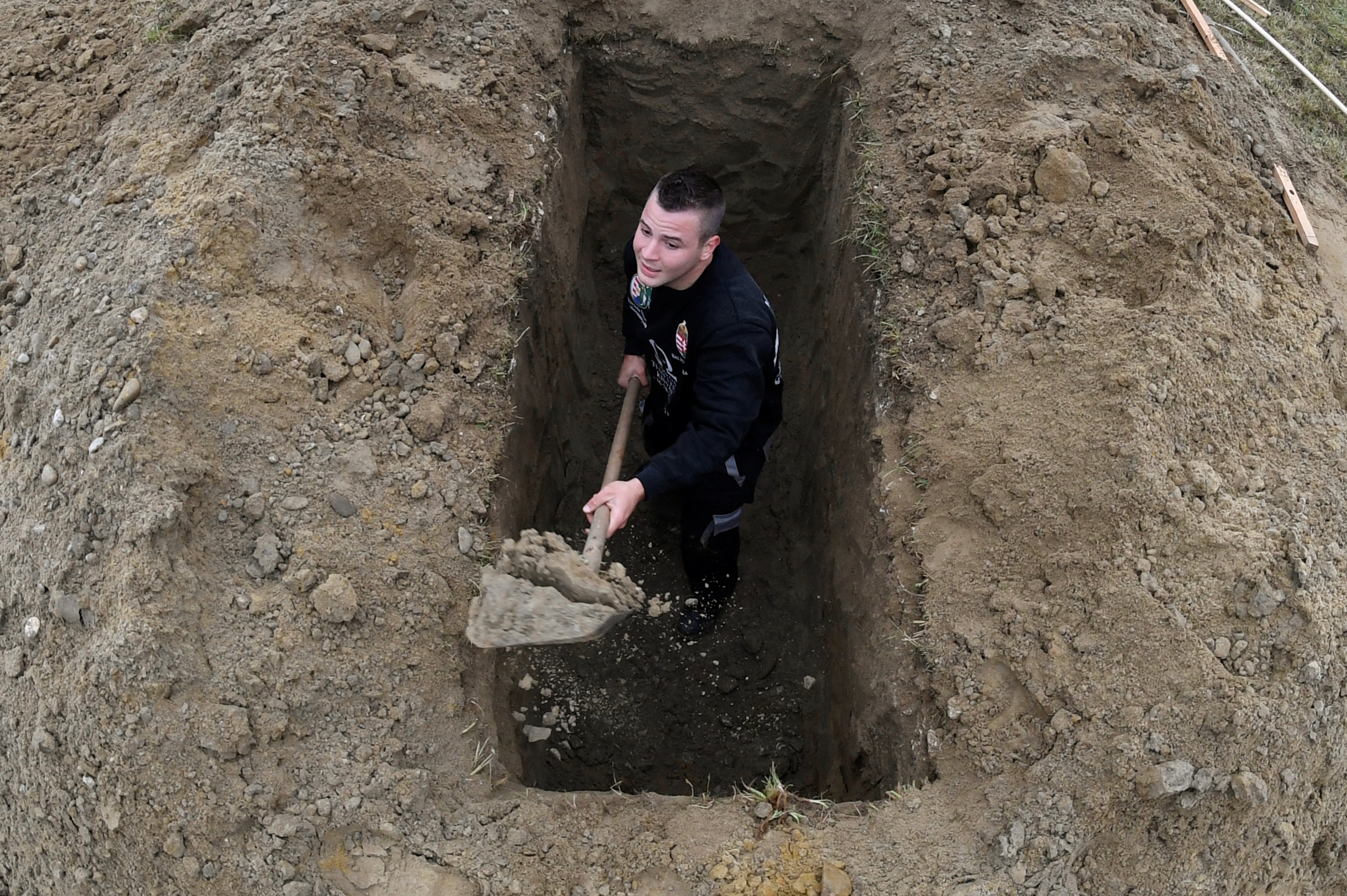Мужик в яме. Копает яму. Копка могил.